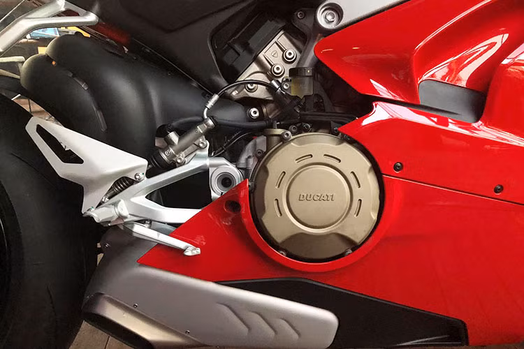 Phía Ducati cho biết việc đặt xy-lanh chênh nhau một góc đúng 90 độ, sử dụng pít-tông đường kính 81 mm, tương tự chiếc siêu motoGP Desmosedici V4 sẽ giúp cải thiện mô-men xoắn ở dải tốc thấp đến trung bình. Khối động cơ đặt nghiêng về phía sau 42 độ nhằm tối ưu phân bổ trọng lượng chiếc xe, tăng tính ổn định và thêm không gian cho bộ tản nhiệt cỡ lớn phía trước.