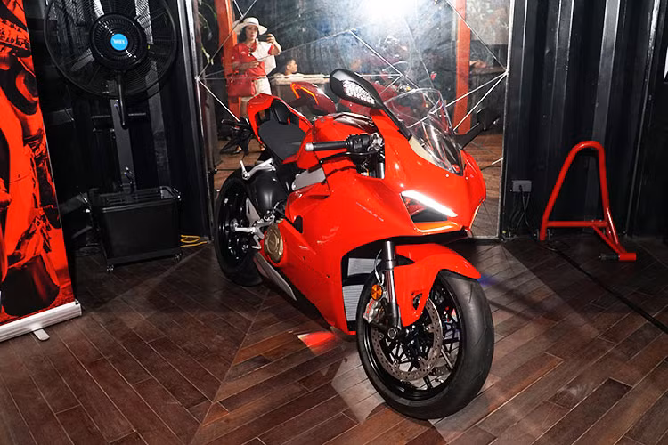 Từng được Ducati Việt Nam cho ra mắt tại Triển lãm Auto Expo diễn ra vào tháng 6/2018 vừa qua tại Trung tâm Hội nghị Quốc gia, Hà Nội - tuy nhiên mới đây, những chiếc siêu môtô Ducati Panigale V4 nhập khẩu Thái Lan mới chính thức cập bến thị trường Việt Nam và được trao đến tay các khách hàng.