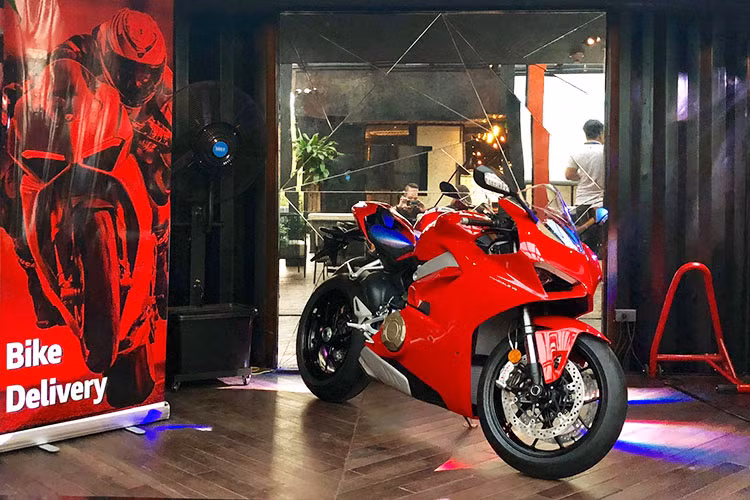 Khi ra mắt thị trường thế giới, xe sẽ có 3 phiên bản là cơ bản bao gồm; bản thường, bản S và Speciale. Tại thị trường Việt Nam, xe được phân phối chính hãng từ Ducati Hà Nội và TP HCM. Xe được bảo hành chính hãng 2 năm từ nhà phân phối và không giới hạn số km trong thời gian sử dụng.