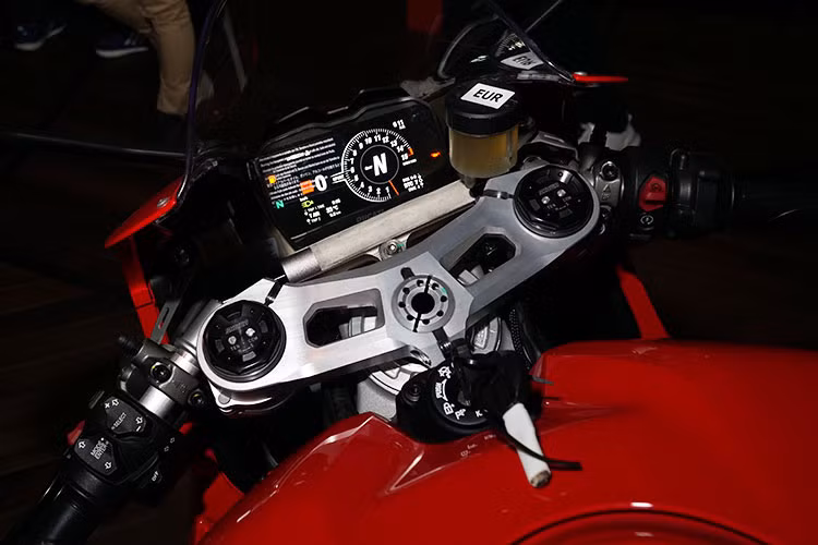 Xe có bộ khung hoàn toàn mới "Front Frame", so với dạng khung liền thông thường nó hạn chế những rung động từ mặt đường khi ôm cua. Tổng trọng lượng bộ khung chỉ nặng 4 kg, được bắt bu-lông vào 2 đầu xy-lanh.