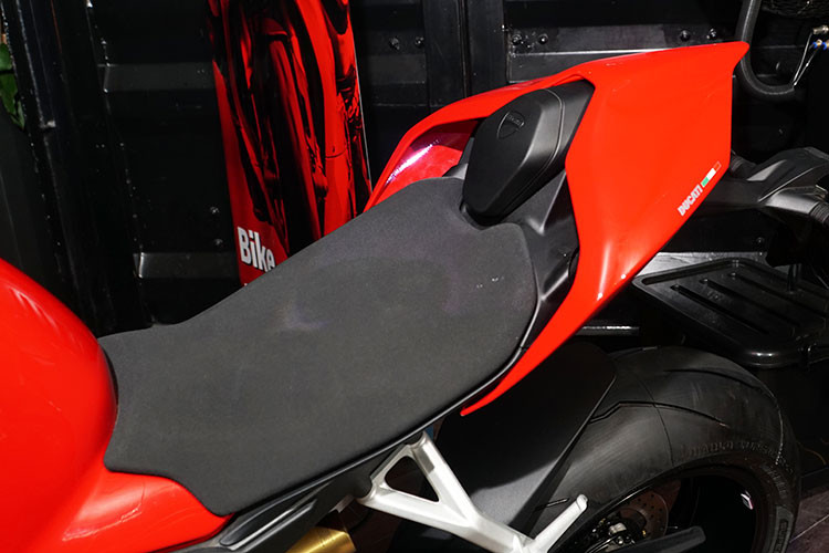 Mỗi chế độ lái sẽ tác động vào phản ứng ga, động cơ và các hệ thống khác, thậm chí cả hệ thống treo. Xe trang bị màn hình 5 inch Full LCD, độ phân giải cao và thay đổi hoàn toàn bố cục hiển thị. Bên cạnh việc hiển thị thông số quen thuộc hay điều chỉnh cài đặt hệ thống, đồng hồ còn có chỗ cho chức năng đếm thời gian vòng đua.