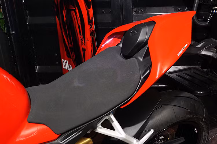 Mỗi chế độ lái sẽ tác động vào phản ứng ga, động cơ và các hệ thống khác, thậm chí cả hệ thống treo. Xe trang bị màn hình 5 inch Full LCD, độ phân giải cao và thay đổi hoàn toàn bố cục hiển thị. Bên cạnh việc hiển thị thông số quen thuộc hay điều chỉnh cài đặt hệ thống, đồng hồ còn có chỗ cho chức năng đếm thời gian vòng đua.