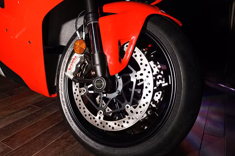 Phần đầu xy-lanh phía sau cũng là điểm tựa cho khung phụ, gắp sau và hệ thống giảm xóc. Ở bản tiêu chuẩn, xe trang bị phuộc trước Showa đường kính 43 mm, và giảm xóc Sachs phía sau. Trong khi bản S và Speciale trang bị phuộc và giảm xóc của Ohlins điều khiển điện tử bán chủ động. Nó được kiểm soát bởi hệ thống điều khiển Ohlins Smart EC 2.0.