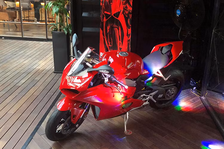 Panigale V4 mới được cải tiến triệt để so với phiên bản Panigale 1299 trước đó. Nó được xem là siêu phẩm mở ra một kỷ nguyên mới của hãng xe Ý, nhờ sở hữu động cơ V4 Desmosedici Stradale hoàn toàn mới chia tay với động cơ L-Twin truyền thống được sử dụng nhiều năm qua.