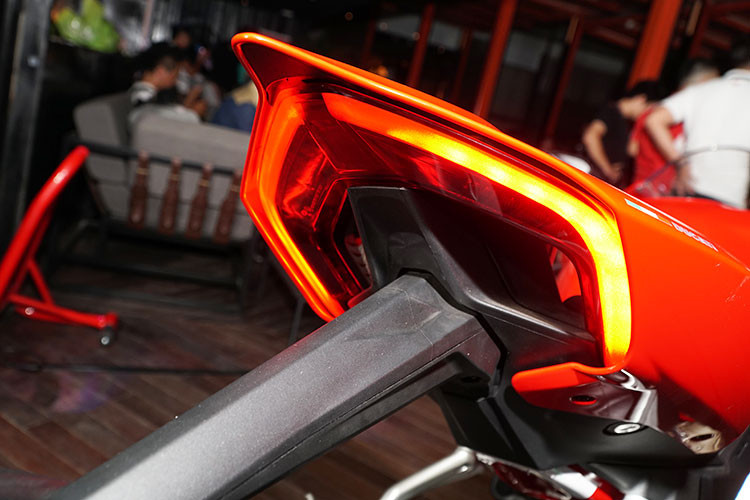 Hàng loạt công nghệ hiện đại trên xe như hệ thống điều khiển lực kéo (DTC EVO), hệ thống ổn định điện tử (DSC), kiểm soát "bốc đầu" (DWC EVO), hỗ trợ "đề pa" (DPL) thế hệ mới, hệ thống hỗ trợ drift khi phanh Ducati Slide Control (DSC), chống bó cứng phanh biến thiên khi ôm cua cho bánh trước, bộ đo và phân tích thông số 6 trục (6-axis Inertial Measurement Unit - 6D IMU),... được trang bị.