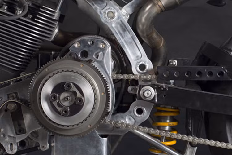 Điều tương tự cũng đến với hộp số, khách hàng chọn từ Harley-Davidson, Revtech, S &amp; S hoặc Baker.