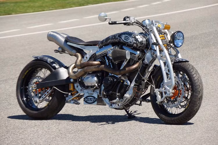 Cấu trúc độc đáo phía trước là bộ phuộc dạng xà rầm, bằng nhôm 7075, định hình CNC, tích hợp giảm xóc đơn của Ohlins có thể điều chỉnh 120mm. Phuộc sau cũng gồm giảm xóc đơn Ohlins 110mm.