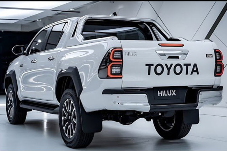 Theo thông tin từ tạp chí Headlightmag tại Thái Lan, Toyota Hilux 2025 mới đang được phát triển với những thay đổi lớn, đặc biệt tập trung vào phần đầu và đuôi xe. Những phác thảo ban đầu của mẫu xe này đã hé lộ diện mạo mới mẻ.