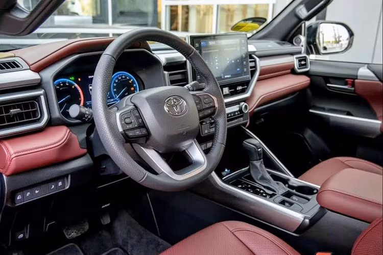 Nắp ca-pô cũng được bổ sung các đường dập nổi khỏe khoắn, gia tăng vẻ ngoài cơ bắp và năng động. Trong khi đó, cấu trúc bên sườn và nội thất dự kiến sẽ không có nhiều thay đổi lớn so với thế hệ hiện tại. Headlightmag tiết lộ, Toyota Hilux mới vẫn sẽ được trang bị động cơ diesel tương tự thế hệ cũ nhưng được nâng cấp để đáp ứng các tiêu chuẩn khí thải Euro 5 và Euro 6.