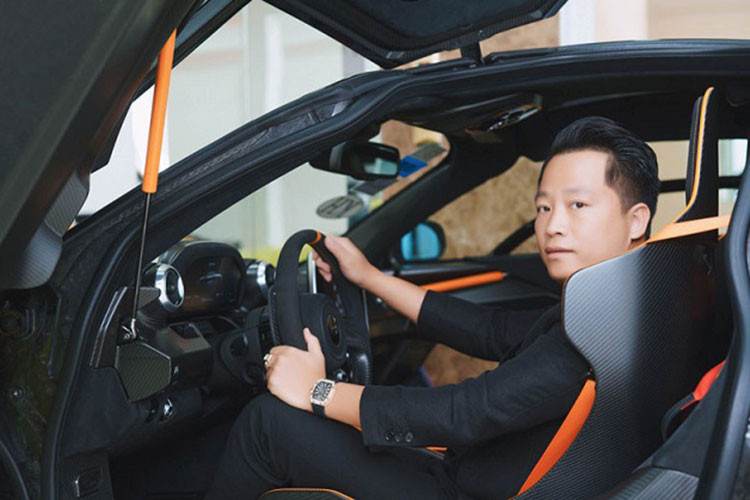 Giống như 3 mẫu khác trong series mới ra mắt, chiếc đồng hồ Jacob &amp; Co Twin Turbo Furious của Hoàng Kim Khánh sử dụng bộ chuyển động tourbillion lên dây cót thủ công JCFM05, được tạo thành từ 832 thành phần, bộ máy phức tạp cho phép dự trữ năng lượng trong 50 giờ.