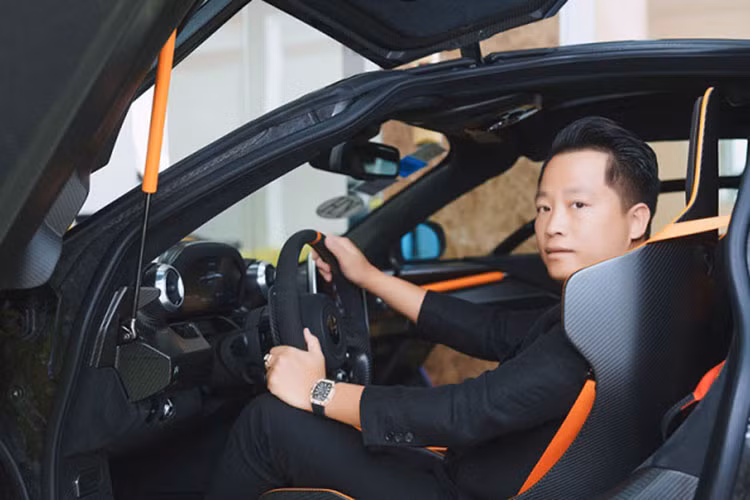 Giống như 3 mẫu khác trong series mới ra mắt, chiếc đồng hồ Jacob &amp; Co Twin Turbo Furious của Hoàng Kim Khánh sử dụng bộ chuyển động tourbillion lên dây cót thủ công JCFM05, được tạo thành từ 832 thành phần, bộ máy phức tạp cho phép dự trữ năng lượng trong 50 giờ.