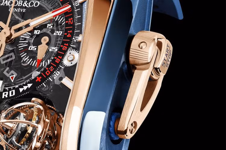 Kích thước tổng thể của Jacob &amp; Co Twin Turbo Furious là 57mm x 52mm, đồng hồ giới hạn này được chế tác từ titan xanh và vàng hồng 18 karat, trong khi mặt số được đóng khung với đường viền màu xanh lam làm bằng Neoralithe, một loại nhựa chống tia cực tím, nhiệt và chống va đập. Vỏ tinh thể sapphire chống phản chiếu của chiếc đồng hồ cho phép bạn xem mọi chi tiết chuyển động của nó từ mặt trước và mặt sau.