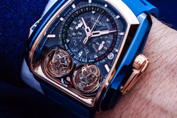 Ngoại hình siêu đồng hồ Jacob &amp; Co Twin Turbo Furious của đại gia Hoàng Kim Khánh có 3 màu chính là xanh lam, titan và vàng hồng 18k. Điểm ấn tượng của chiếc đồng hồ giới hạn mà chủ nhân xe McLaren Senna Cerberus Pearl đang sở hữu chính là việc lấy cảm hứng từ siêu xe bao gồm 2 tourbillions ba trục tốc độ cao rất đẹp mắt.