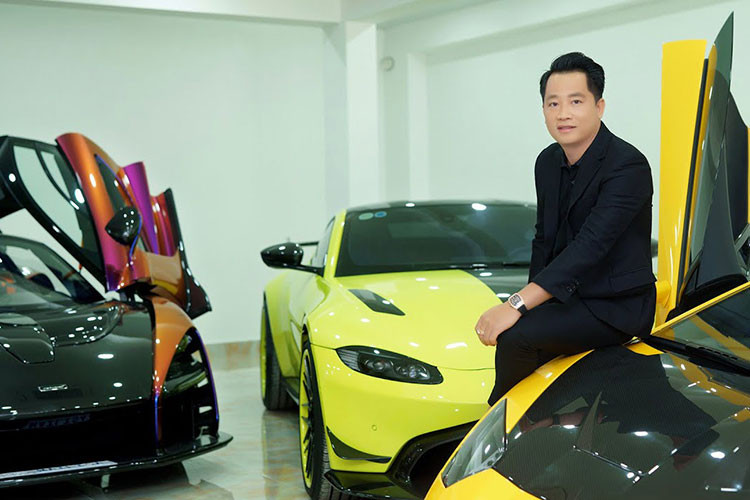 Như vậy, sau vài tháng chia tay với chiếc xe hypercar Koenigsegg Regera vì trục trặc không thể di chuyển, đành phải chuyển xe về Campuchia để chờ tái xuất sang nước ngoài sửa chữa, đại gia Hoàng Kim Khánh đã có niềm vui mới với chiếc đồng hồ đắt đỏ như Jacob &amp; Co Twin Turbo Furious.