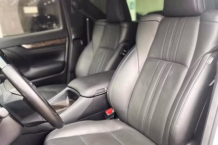 Trên chuyên cơ mặt đất Toyota Alphard 2021 nâng cấp, xe được trang bị thêm Camera 360, Hệ thống kiểm soát lực kéo (TRC) và Hệ thống theo dõi áp suất lốp (TPWS) nhằm hỗ trợ người lái và đảm bảo an toàn khi di chuyển trên mọi chuyến đi.