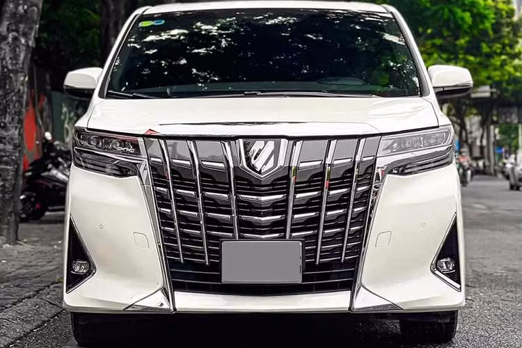 Khi mới ra mắt Việt Nam, giá xe Toyota Alphard 2021 chính hãng được công bố là 4,22 tỷ đồng, tăng 182 triệu đồng so với đời cũ. Riêng xe màu trắng ngọc trai có giá đắt hơn 8 triệu đồng. Chiếc xe trong bài viết này được chủ nhân chào bán khoảng hơn 3 tỷ đồng, rẻ hơn khi mua mới khoảng 1 tỷ đồng sau khoảng 2 năm sử dụng. 