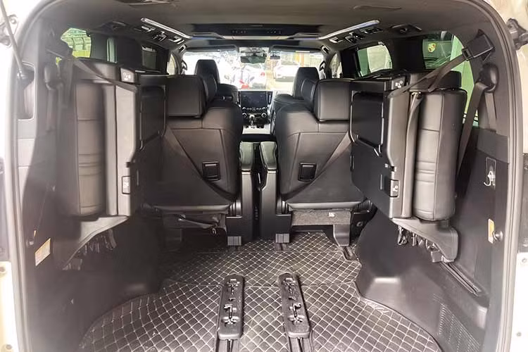 Alphard cũng sở hữu nhiều tính năng an toàn bị động và chủ động khác như 7 túi khí, Hệ thống chống bó cứng phanh (ABS), Hệ thống hỗ trợ lực phanh khẩn cấp (BA), Hệ thống phân phối lực phanh điện tử (EBD), Hệ thống cân bằng điện tử (VSC), Hệ thống hỗ trợ khởi hành ngang dốc (HAC), Hệ thống kiểm soát điểm mù (BSM), Cảnh báo phương tiện cắt ngang phía sau (RCTA).