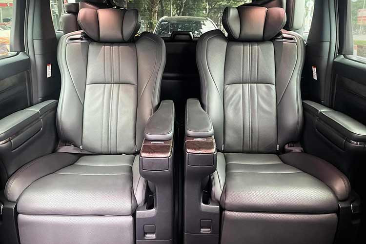 Alphard 2021 được trang bị Hệ thống an toàn toàn cầu Toyota Safety Sense (TSS) hỗ trợ tối đa người lái và mang lại sự an toàn trên mọi cung đường. Hệ thống an toàn TSS bao gồm các tính năng như Cảnh báo tiền va chạm (PCS); Cảnh báo chệch làn đường (LDA), Hỗ trợ giữ làn đường (LTA), Điều khiển hành trình chủ động (DRCC), Điều chỉnh đèn chiếu xa tự động (AHB). 