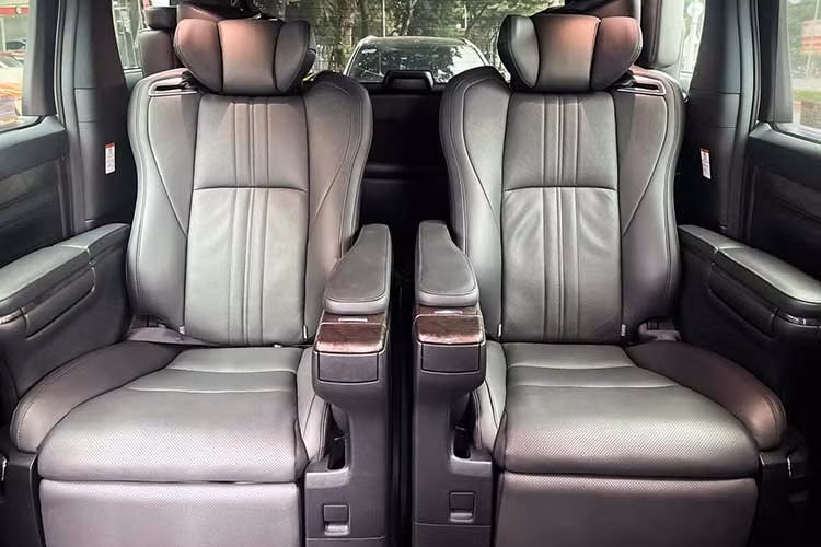 Alphard 2021 được trang bị Hệ thống an toàn toàn cầu Toyota Safety Sense (TSS) hỗ trợ tối đa người lái và mang lại sự an toàn trên mọi cung đường. Hệ thống an toàn TSS bao gồm các tính năng như Cảnh báo tiền va chạm (PCS); Cảnh báo chệch làn đường (LDA), Hỗ trợ giữ làn đường (LTA), Điều khiển hành trình chủ động (DRCC), Điều chỉnh đèn chiếu xa tự động (AHB). 