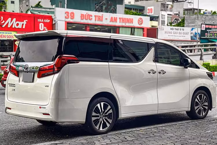 Động cơ của "chuyên cơ mặt đất" Toyota Alphard 2021 vẫn sử dụng động cơ xăng 3.5L V6 cho công suất cực đại 296 mã lực tại 6.600 vòng/phút và 361 Nm tại 4.600 - 4.700 vòng/phút. Theo công bố của Toyota Việt Nam thì Alphard 2021 tiêu hao 9,3 lít xăng cho quãng đường 100 km hỗn hợp, rất tiết kiệm đối với một mẫu xe sử dụng động cơ dung tích 3.5L