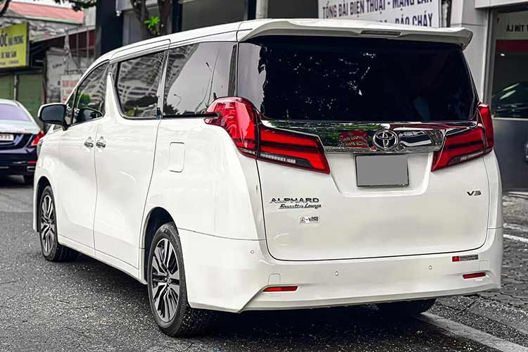 Đuôi xe nổi bật với hai cụm đèn hậu full led cỡ lớn chạy dọc lên cả thân xe, thiết kế vuông vức của phần đuôi để nhằm tạo không gian lớn nhất cho nội thất. Gương chiếu hậu của Toyota Alphard 2021 vẫn sử dụng chức năng chỉnh điện và gập điện tự động, kèm đèn báo rẽ. Tổng thể xe thêm lịch lãm và sang trong hơn với bộ mâm hợp kim đa chấu có kích thước 18 inch thiết kế mới.
