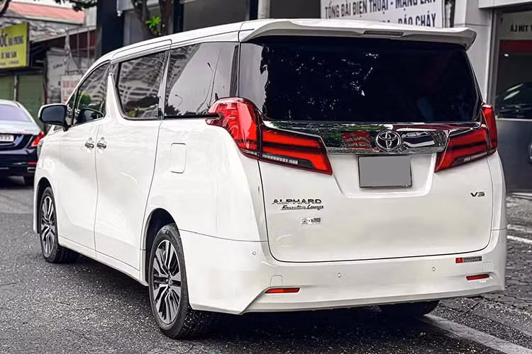 Đuôi xe nổi bật với hai cụm đèn hậu full led cỡ lớn chạy dọc lên cả thân xe, thiết kế vuông vức của phần đuôi để nhằm tạo không gian lớn nhất cho nội thất. Gương chiếu hậu của Toyota Alphard 2021 vẫn sử dụng chức năng chỉnh điện và gập điện tự động, kèm đèn báo rẽ. Tổng thể xe thêm lịch lãm và sang trong hơn với bộ mâm hợp kim đa chấu có kích thước 18 inch thiết kế mới.