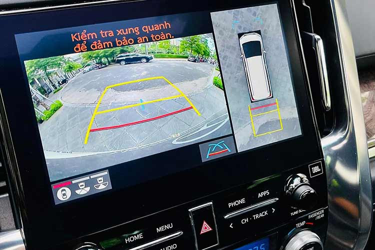 Nội thất xe với chức năng sấy gương chiếu hậu ngoài, Kính chống ồn (trang bị ở hàng ghế trước và hàng ghế thứ 2), Màn hình giải trí phía trước mở rộng từ 8 inch đến 10.5 inch, Màn hình giải trí hàng ghế sau tăng từ 9 inch lên 13.3 inch. Cùng với thiết kế ghế thương gia bằng da tự nhiên cho hàng ghế thứ 2 và những tiện nghi sang trọng như đệm để chân chỉnh điện, tựa tay, bàn đọc sách, đèn đọc sách,…