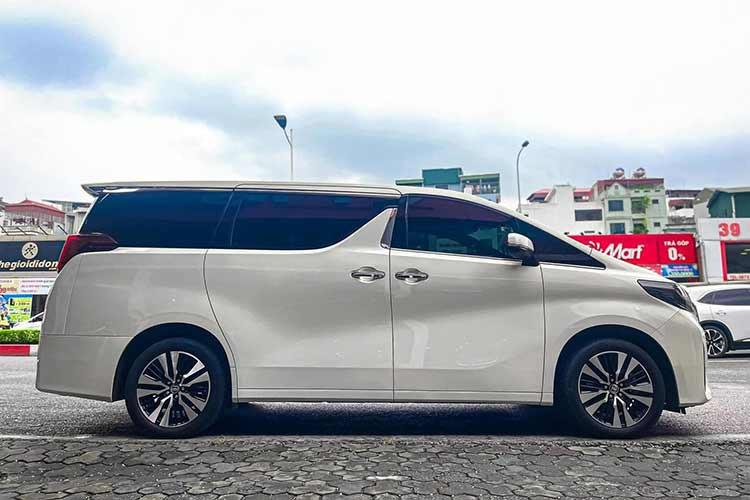 Mới đây trên sàn xe cũ Hà Nội một chủ nhân đã rao bán chiếc Toyota Alphard Executive Lounge đời 2021 đã qua sử dụng, xe mới lăn bánh khoảng hơn 20.xxxkm với ngoại hình còn khá mới. Đầu xe là mặt ca lăng dạng lớn, với cụm đèn pha lớn bao quát gần như hết đầu xe. Cụm đèn pha sử dụng đèn led hiện đại cho ánh sáng tối ưu.
