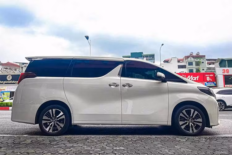 Mới đây trên sàn xe cũ Hà Nội một chủ nhân đã rao bán chiếc Toyota Alphard Executive Lounge đời 2021 đã qua sử dụng, xe mới lăn bánh khoảng hơn 20.xxxkm với ngoại hình còn khá mới. Đầu xe là mặt ca lăng dạng lớn, với cụm đèn pha lớn bao quát gần như hết đầu xe. Cụm đèn pha sử dụng đèn led hiện đại cho ánh sáng tối ưu.