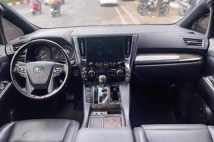 Xe sở hữu kích thước tổng thể dài x rộng x cao lần lượt là 4.945 x 1.850 x 1.890 mm, dài và cao hơn một chút so với đời cũ. Chiều dài cơ sở ở mức 3.000 mm, khoảng sáng gầm 165 mm và khối lượng không tải 2.180-2.185 kg. Xe có cửa sau điều khiển điện dạng cửa trượt, cửa hậu được trang bị công nghệ chỉnh điện với chức năng nhớ vị trí và có thể được đóng hoặc mở từ xa...