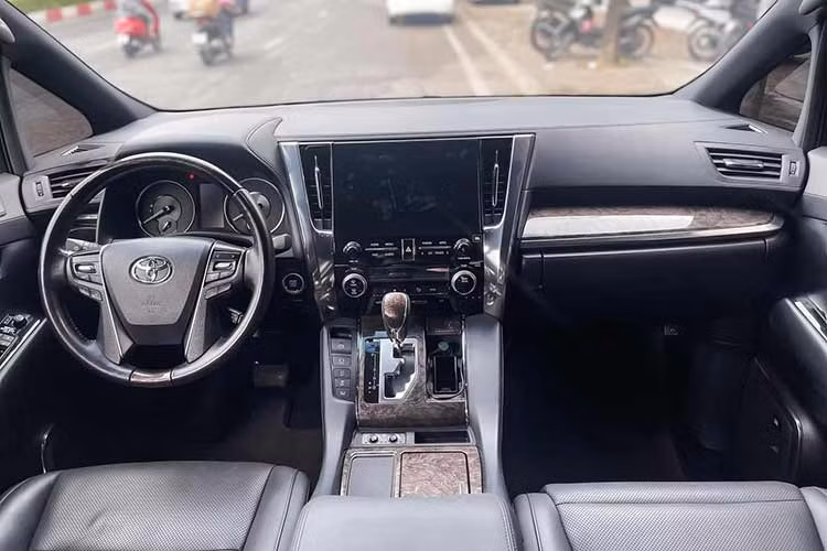 Xe sở hữu kích thước tổng thể dài x rộng x cao lần lượt là 4.945 x 1.850 x 1.890 mm, dài và cao hơn một chút so với đời cũ. Chiều dài cơ sở ở mức 3.000 mm, khoảng sáng gầm 165 mm và khối lượng không tải 2.180-2.185 kg. Xe có cửa sau điều khiển điện dạng cửa trượt, cửa hậu được trang bị công nghệ chỉnh điện với chức năng nhớ vị trí và có thể được đóng hoặc mở từ xa...