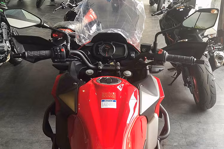 Bảng đồng hồ của Kawasaki Versys X300 sở hữu thiết kế khác biệt so với Ninja 300 hay Z300, nhưng có các chức năng tương tự, công với khả năng đo mức tiêu thụ nhiên liệu trung bình. Đặc biệt, xe được tích hợp sẵn ổ điện để sạc các thiết bị cá nhân như điện thoại hay bộ định vị GPS.