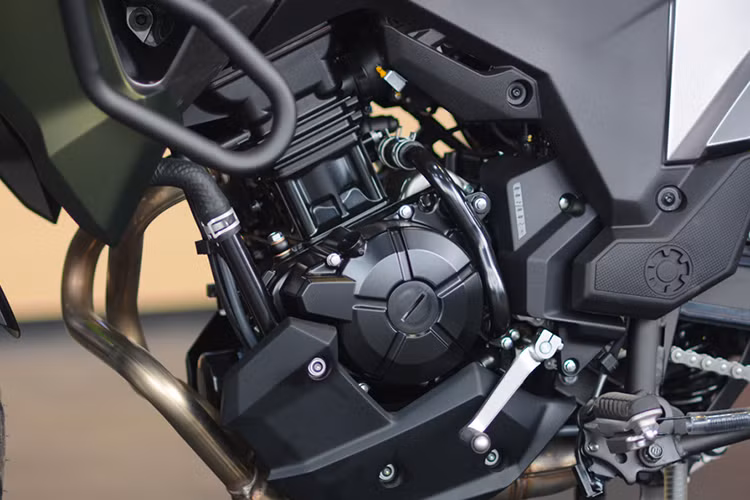 Tại Việt Nam, Kawasaki Versys được bán với 2 phiên bản là Urban (đô thị) và Adventure (địa hình). Trong đó, bản Urban sẽ có chân chống đứng, bảo vệ tay lái và thùng chứa đồ dung tích 30 lít. Phiên bản "full option" Adventure sẽ có thêm bộ khung bảo vệ động cơ, đèn LED chiếu sáng tăng cường, hai thùng chứa đồ ở hai hông với dung tích mỗi thùng 17 lít.