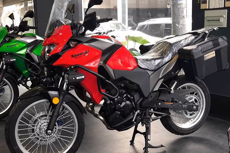 Tại thị trường Việt Nam, giá xe Kawasaki Versys X300 khi mới ra mắt được bán ra ở mức 169 triệu đồng cho phiên bản X300 Touring Full Option. Tuy nhiên trong tháng 5/2019 này, nó đã được Kawasaki tại Việt Nam "đại hạ giá" tới 41 triệu và chỉ còn 128 triệu đồng.