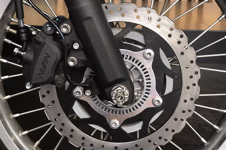 Là một mẫu xe được thiết kế để sử dụng trên nhiều địa hình, phuộc trước của Versys-X300 có khoảng hành trình lớn cùng đường kính 41 mm. Hệ thống phanh với heo Nissin 2 piston được thừa hưởng từ Z300 hay Ninja 300, trong khi bánh trước của xe hoàn toàn khác biệt với vành nan 19 inch và lốp 100/90/19.