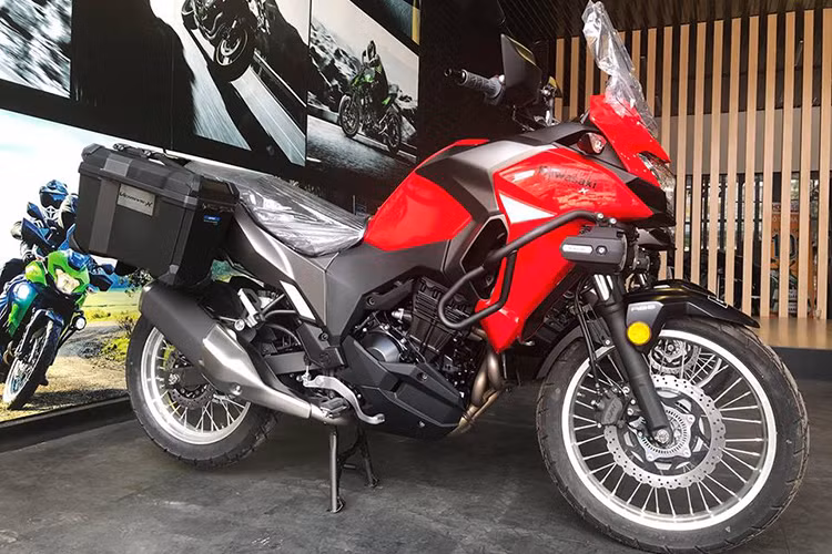 Phiên bản của mẫu xe đường trường tầm trung Kawasaki Versys X300 mới được đem về Việt Nam vào hồi đầu năm 2018. Đây là mẫu xe thứ 3 của Kawasaki trong tầm 300 cc, sau mẫu sportbike Ninja 300 và naked-bike Z300 và nhận được sự đón nhận khá tốt từ những tay lái mới.