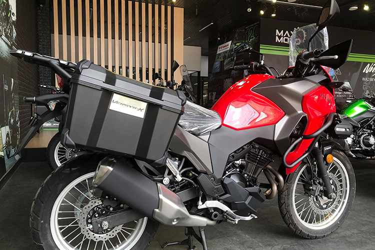 Versys-X 300 được trang bị động cơ 2 xi-lanh thẳng hàng DOHC, làm mát bằng chất lỏng với dung tích 296 cc và có hỗ trợ côn chống khóa bánh khi dồn số gấp (slipper clutch). Động cơ đạt công suất tối đa 39 mã lực và mô-men xoắn cực đại 24 Nm. Ngoài ra, xe còn sở hữu một số tiện ích như cổng sạc USB để sạc thiết bị phục vụ hành trình hoặc smartphone.