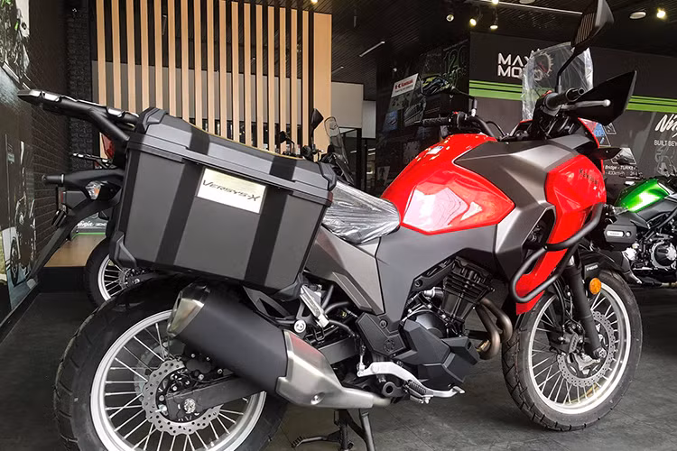 Versys-X 300 được trang bị động cơ 2 xi-lanh thẳng hàng DOHC, làm mát bằng chất lỏng với dung tích 296 cc và có hỗ trợ côn chống khóa bánh khi dồn số gấp (slipper clutch). Động cơ đạt công suất tối đa 39 mã lực và mô-men xoắn cực đại 24 Nm. Ngoài ra, xe còn sở hữu một số tiện ích như cổng sạc USB để sạc thiết bị phục vụ hành trình hoặc smartphone.