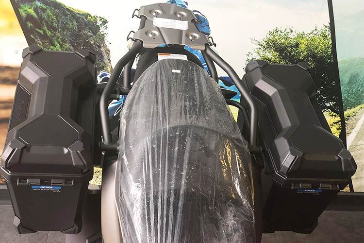 Sở hữu bình xăng lớn, Kawasaki Versys X300 có thể đi được trung bình tới gần 390 km với mỗi một lần đổ đầy bình. Dù là một mẫu xe adventure nhưng chiều cao yên của xe chỉ là 800mm. Cùng với trọng lượng khoảng 170 kg, chiếc xe sẽ dễ dàng điều khiển hơn với những người có chiều cao khiêm tốn hoặc mới làm quen với xe phân khối lớn.