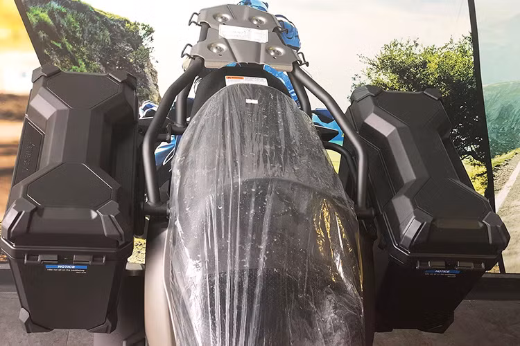 Sở hữu bình xăng lớn, Kawasaki Versys X300 có thể đi được trung bình tới gần 390 km với mỗi một lần đổ đầy bình. Dù là một mẫu xe adventure nhưng chiều cao yên của xe chỉ là 800mm. Cùng với trọng lượng khoảng 170 kg, chiếc xe sẽ dễ dàng điều khiển hơn với những người có chiều cao khiêm tốn hoặc mới làm quen với xe phân khối lớn.