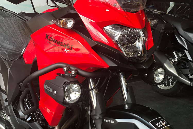 Hiện trong phân khúc xe phân khối lớn từ 400cc trở xuống, khách hàng vẫn còn có rất ít sự lựa chọn với dòng xe adventure và Versys X300 được Kawasaki tạo ra nhằm "đón đầu" trước tại phân khúc đầy tiềm năng này. Giống như các dòng xe hiện tại của hãng, Versys X300 sở hữu thiết kế đầy sắc sảo và khác biệt so với các mẫu xe khác thuộc dòng Versys.