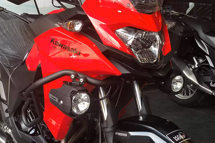 Hiện trong phân khúc xe phân khối lớn từ 400cc trở xuống, khách hàng vẫn còn có rất ít sự lựa chọn với dòng xe adventure và Versys X300 được Kawasaki tạo ra nhằm "đón đầu" trước tại phân khúc đầy tiềm năng này. Giống như các dòng xe hiện tại của hãng, Versys X300 sở hữu thiết kế đầy sắc sảo và khác biệt so với các mẫu xe khác thuộc dòng Versys.