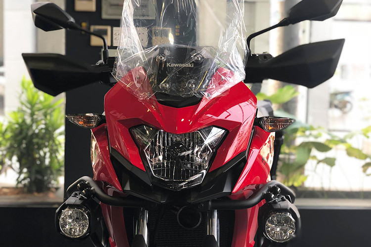 So với những phiên bản khác trong dòng Versys, mẫu xe môtô Kawasaki Versys X300 sở hữu thiết kế trông gọn nhẹ hơn. Phần đầu xe nổi bật với cụm đèn pha đơn cùng với kính chắn gió được đặt cao và bộ khung dạng xương đòn mới. Giống như mọi chiếc adventure khác, Versys X 300 có ghi-đông cao đầy thoải mái.