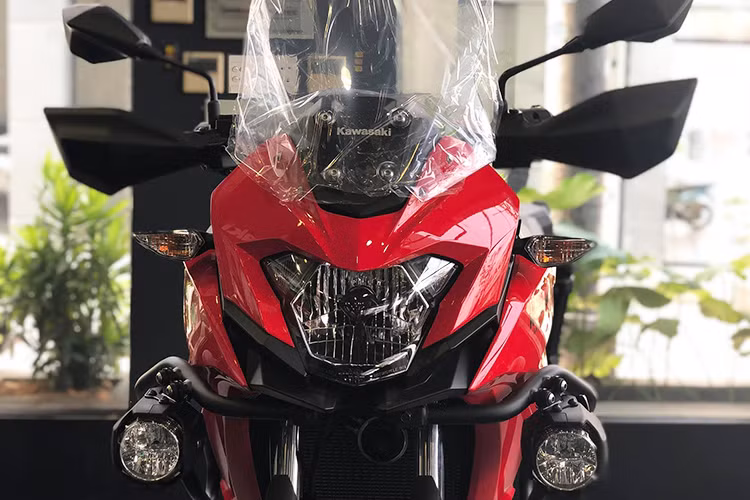So với những phiên bản khác trong dòng Versys, mẫu xe môtô Kawasaki Versys X300 sở hữu thiết kế trông gọn nhẹ hơn. Phần đầu xe nổi bật với cụm đèn pha đơn cùng với kính chắn gió được đặt cao và bộ khung dạng xương đòn mới. Giống như mọi chiếc adventure khác, Versys X 300 có ghi-đông cao đầy thoải mái.