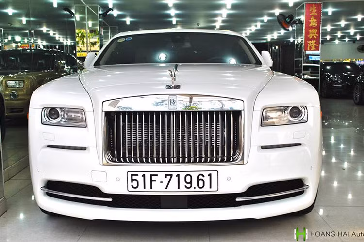 Chiếc xe Rolls-Royce Wraith 2013 này được Chủ tịch Trung Nguyên bán lại đã lăn bánh quãng đường dài 13.700 miles, tương đương 22.048 km. Xe thuộc đời 2013 với mức giá hiện không được công bố. Được biết, vào năm 2015 khi lần đầu tiên về Việt Na,, mẫu xe này có giá khoảng 18 tỷ (chưa tính thuế tiêu thụ đặc biệt từ 1/7/2016).