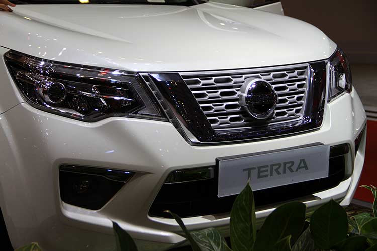 Nissan Terra tại Việt Nam sở hữu một số nét thiết kế quen thuộc, tương tự như xe bán tải Navara. Mẫu SUV sử dụng khung gầm sát-xi rời này được trang bị lưới tản nhiệt V-Motion đặc trưng của gia đình Nissan. Thêm vào đó là cụm đèn pha có thiết kế góc cạnh, chắn bùn phồng lên và nhiều chi tiết mạ crôm sáng bóng.