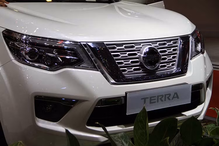Nissan Terra tại Việt Nam sở hữu một số nét thiết kế quen thuộc, tương tự như xe bán tải Navara. Mẫu SUV sử dụng khung gầm sát-xi rời này được trang bị lưới tản nhiệt V-Motion đặc trưng của gia đình Nissan. Thêm vào đó là cụm đèn pha có thiết kế góc cạnh, chắn bùn phồng lên và nhiều chi tiết mạ crôm sáng bóng.