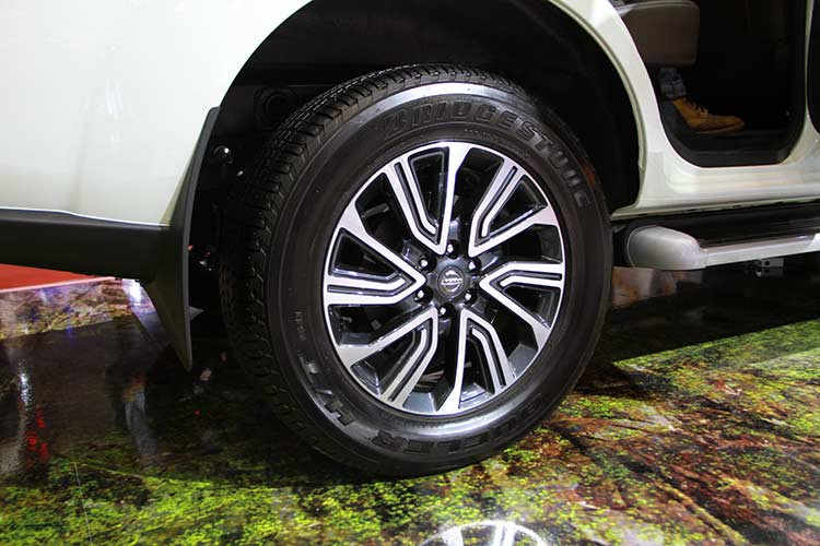 Xe sở hữu chiều dài tổng thể 4.882 mm, rộng 1.850 mm, cao 1.835 mm và chiều dài cơ sở 2.850 mm. Khoảng sáng gầm 225 mm của Nissan Terra 2018 được cho là tốt nhất phân khúc. Thêm vào đó là góc tiếp cận 32,3 độ và góc thoát 26,6 độ. Xe được trang bị bộ mâm hợp kim đa chấu.