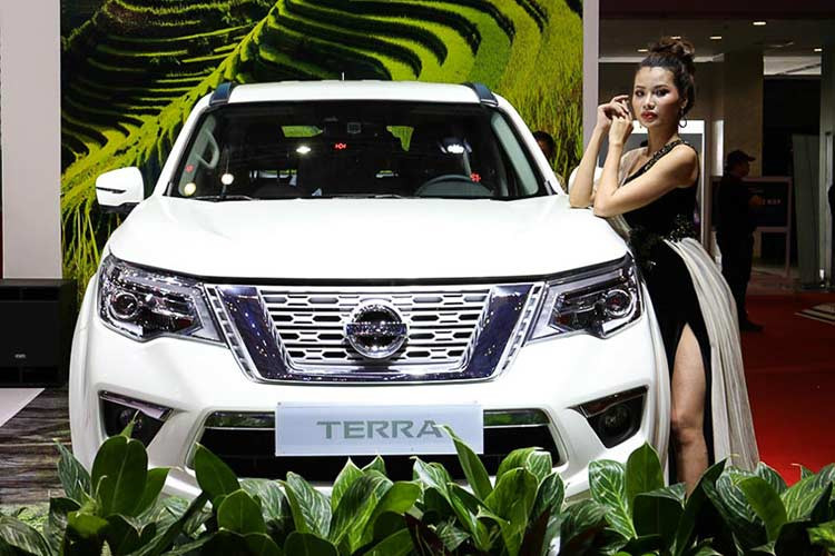 Tại Việt Nam, Nissan Terra phiên bản V cao cấp nhất có các chức năng như camera 360, cốp đóng mở bằng điện, màn hình giải trí cảm ứng, ghế bọc da,… sẽ có giá 1,226 tỷ đồng, đối thủ cạnh tranh trực tiếp là Toyota Fortuner và Ford Everest.