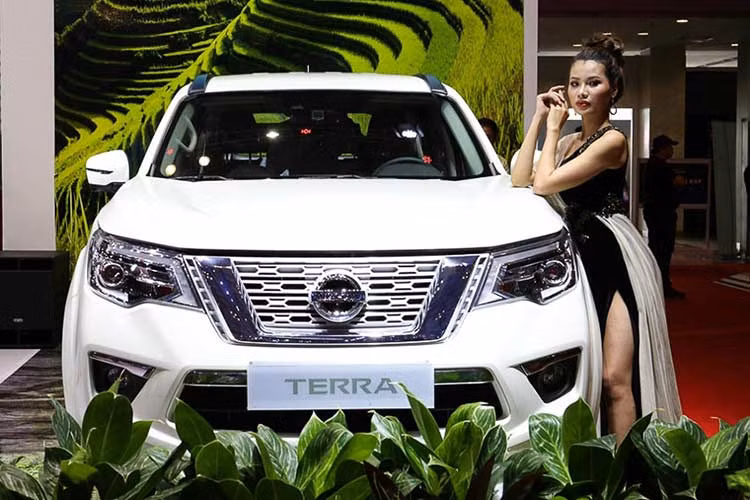 Tại Việt Nam, Nissan Terra phiên bản V cao cấp nhất có các chức năng như camera 360, cốp đóng mở bằng điện, màn hình giải trí cảm ứng, ghế bọc da,… sẽ có giá 1,226 tỷ đồng, đối thủ cạnh tranh trực tiếp là Toyota Fortuner và Ford Everest.